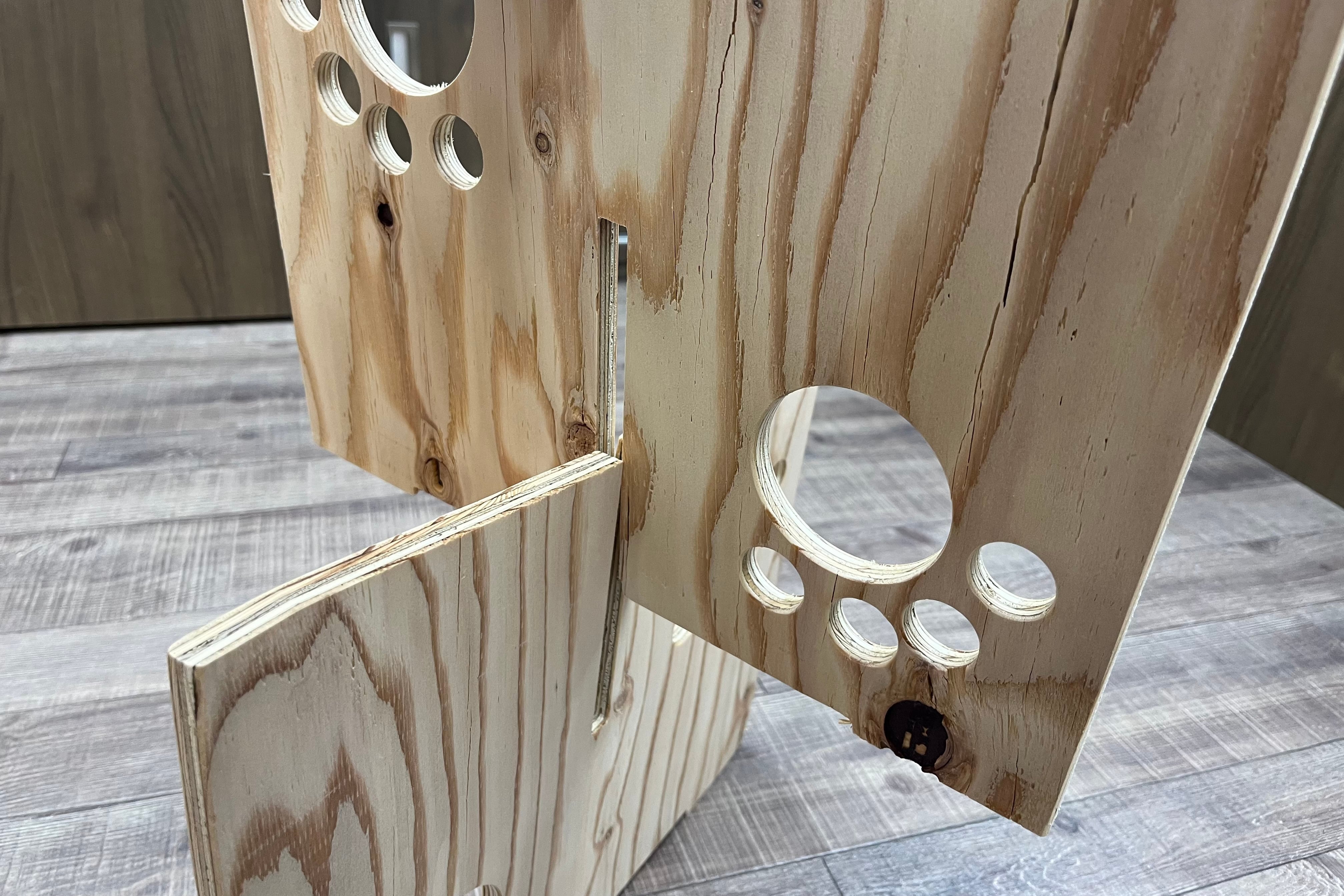 にゃんこテーブル（針葉樹） | 家具屋が作るにゃんこグッズ