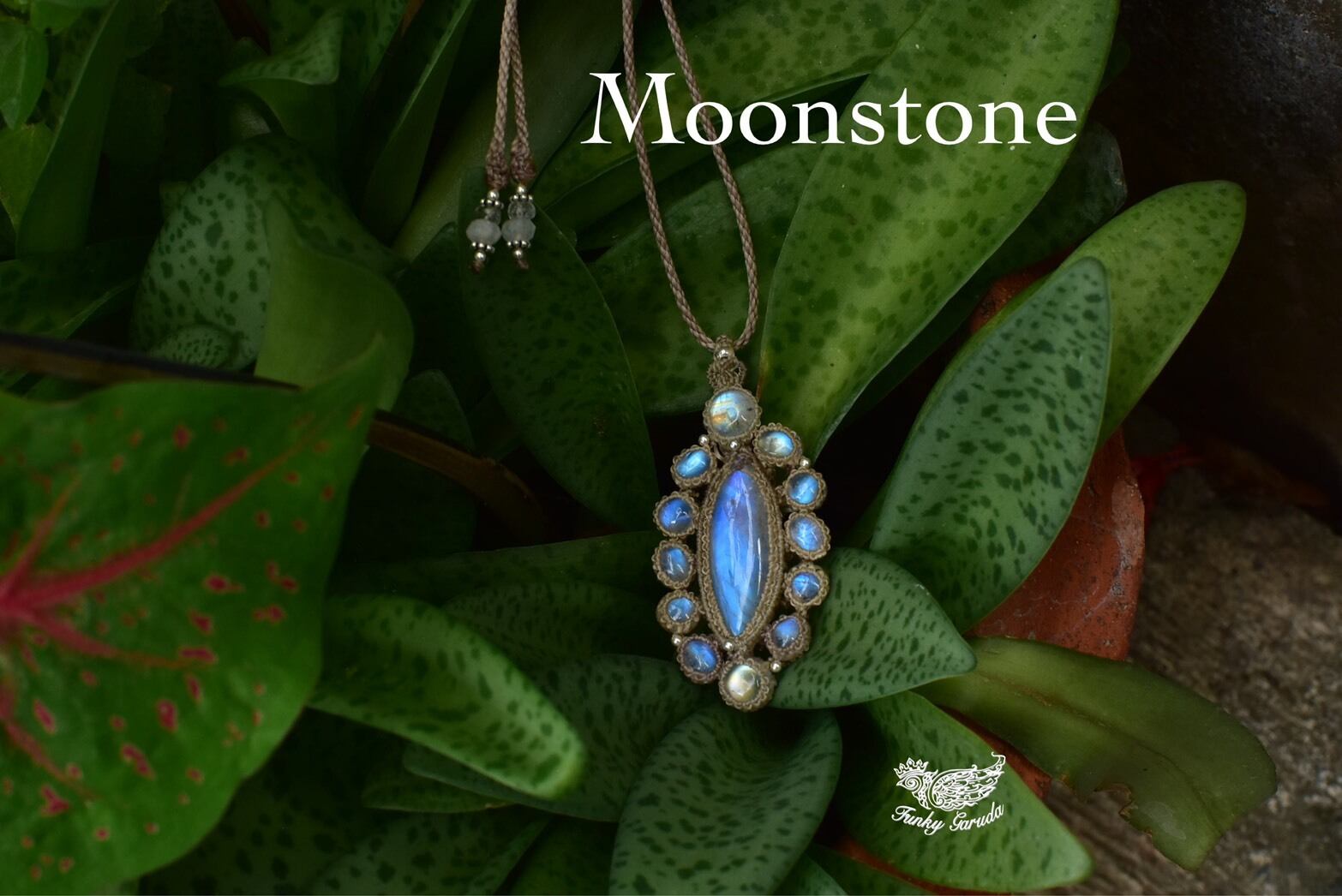 12の粒花★ロイヤルブルームーンストーン マクラメペンダント moon045