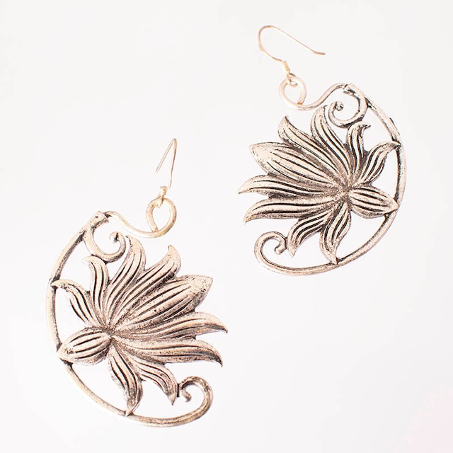 ピアス　ビッグロータス　Pierced Earrings big Lotus