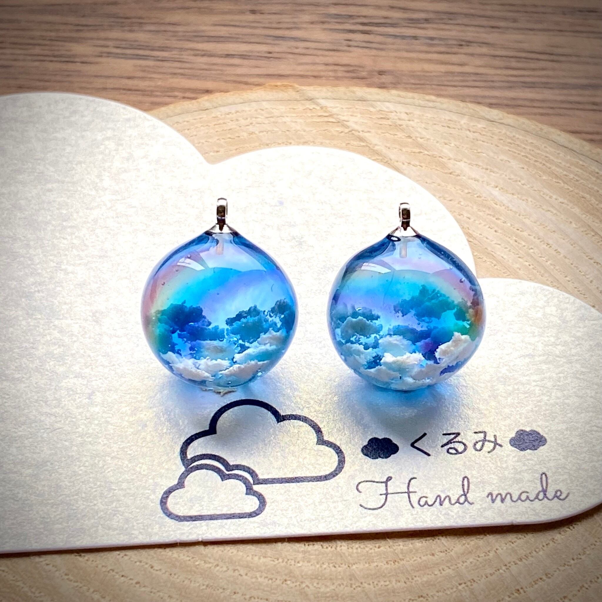 レジンピアス イヤリング 青空にかかる虹 半球 14mm b
