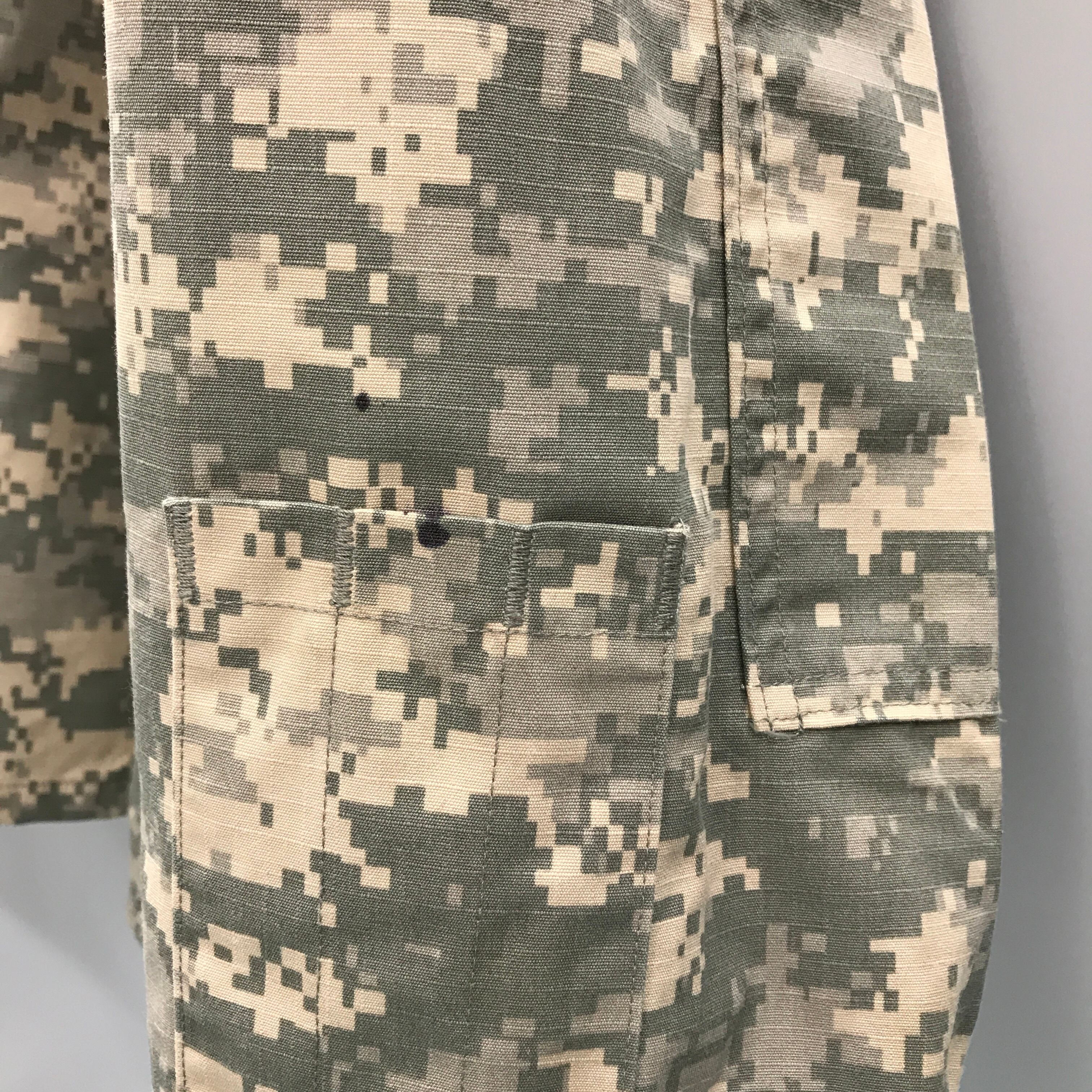 【フルパッチの未使用品】米軍実物　デジタルカモ　コンバットジャケット　M-R