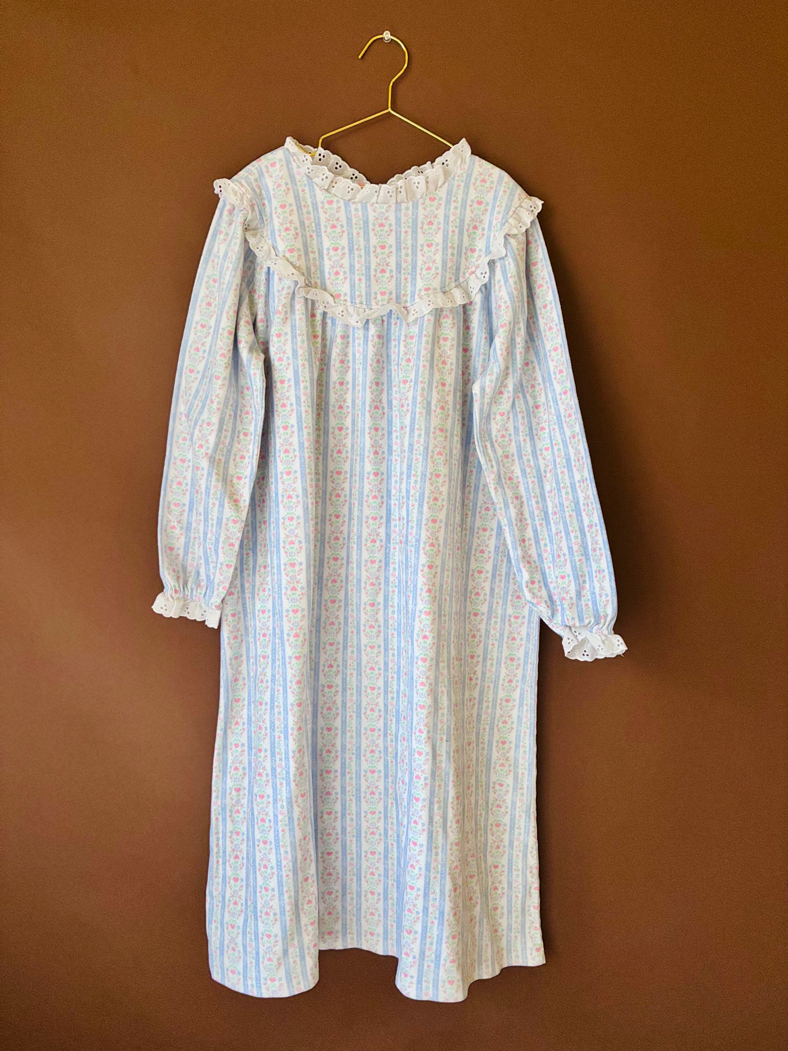 【KIDS vintage】 Traditional heart pattern nightgown dress. about 8-10y