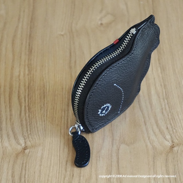 お座りする子猫のコインケース・ブラック×レッド