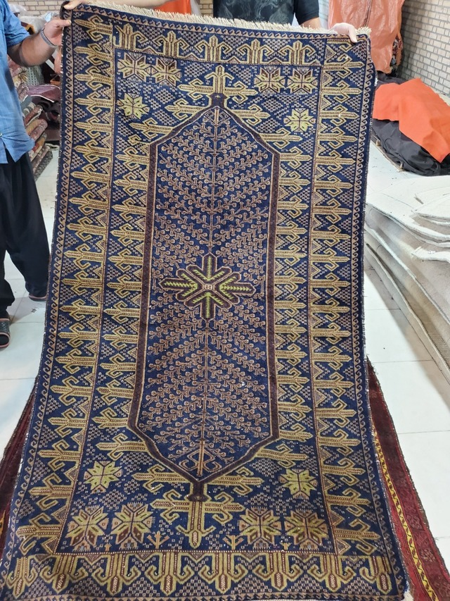 絨毯クエスト48【No.4】 ※現在、こちらの商品はイランに置いてあります。ご希望の方は先ずは在庫のご確認をお願いします。