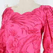 フラダンス 衣装 CC Fashions CCファッション ワンピース ドレス ピンク系 ハワイ製 ワントーン アシンメトリー モンステラ柄 長袖 かわいい 華やか 鮮やか 明るい ハワイアン アロハ ハワイアンプリント フラ ダンス レッスン 練習