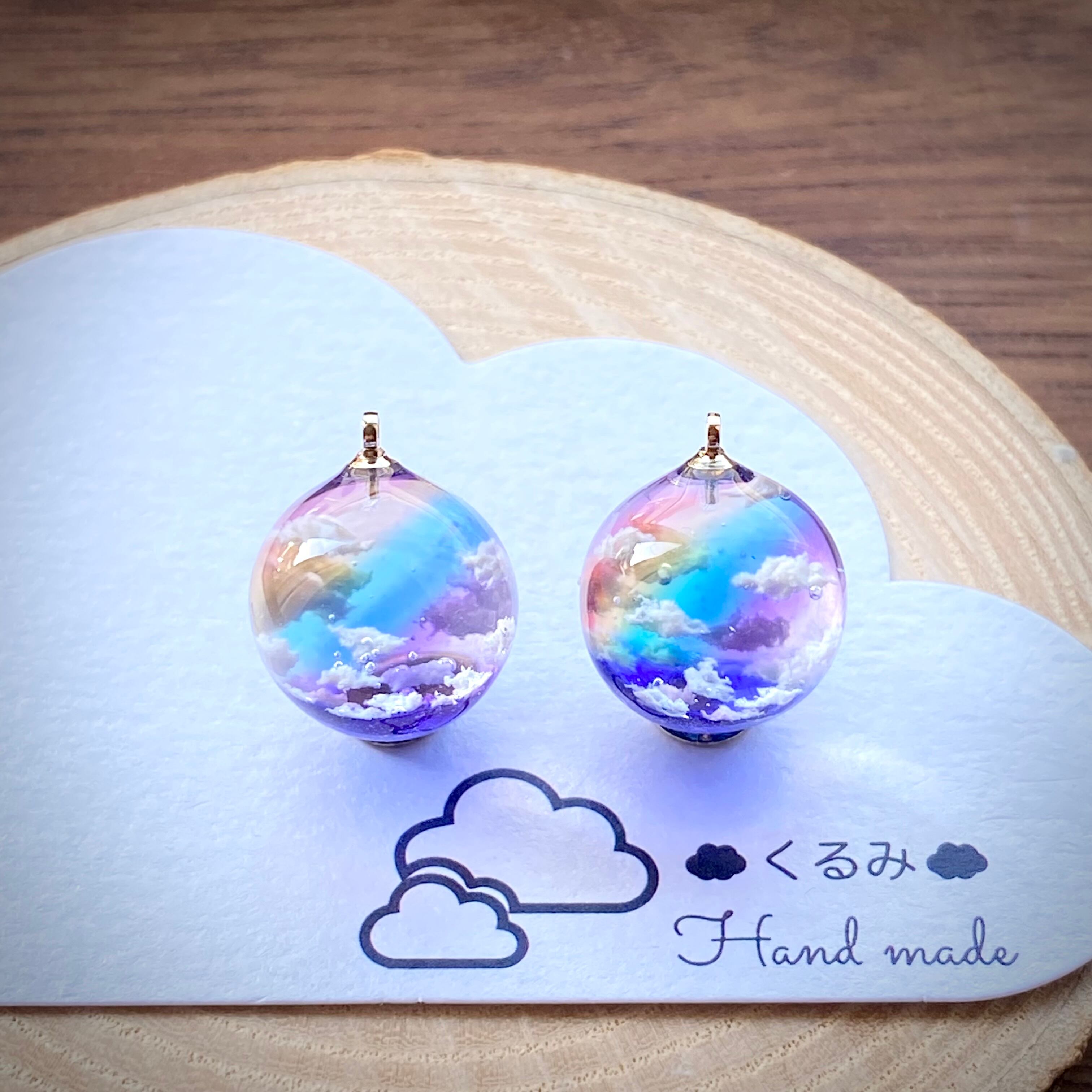 レジンピアス イヤリング 夕暮れ空にかかる虹 まん丸 15mm a
