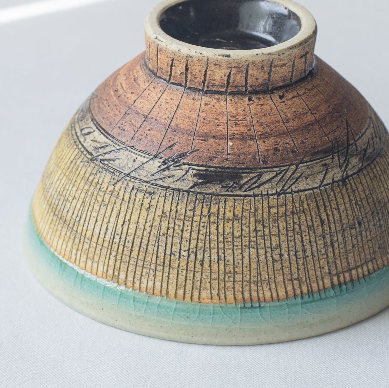 線刻のご飯茶碗【水色】 | Kamani | 多治見で営む 美濃焼器のWebショップ