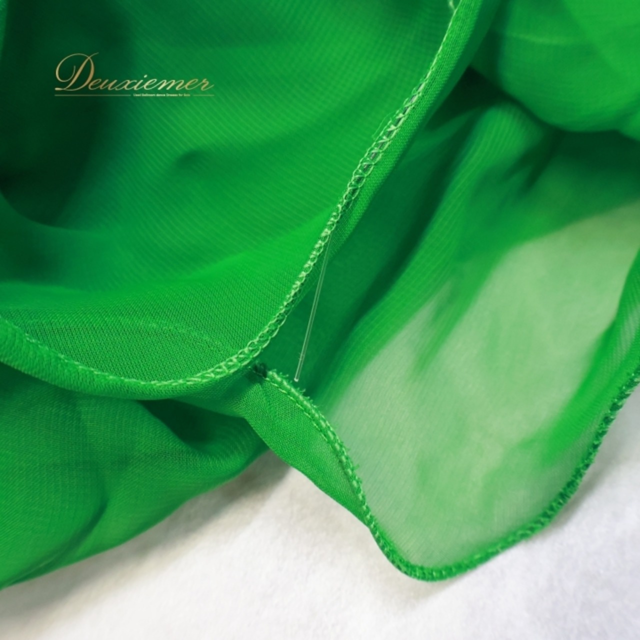 ベリーダンス オリエンタル 衣装 上下セット グリーン系 トップス スカート ベルト アーム アーム飾り ベール コイン ビーズ フリンジ 豪華 装飾 透け感 スリット 華やか ダンス衣装 イベント ステージ キラキラ