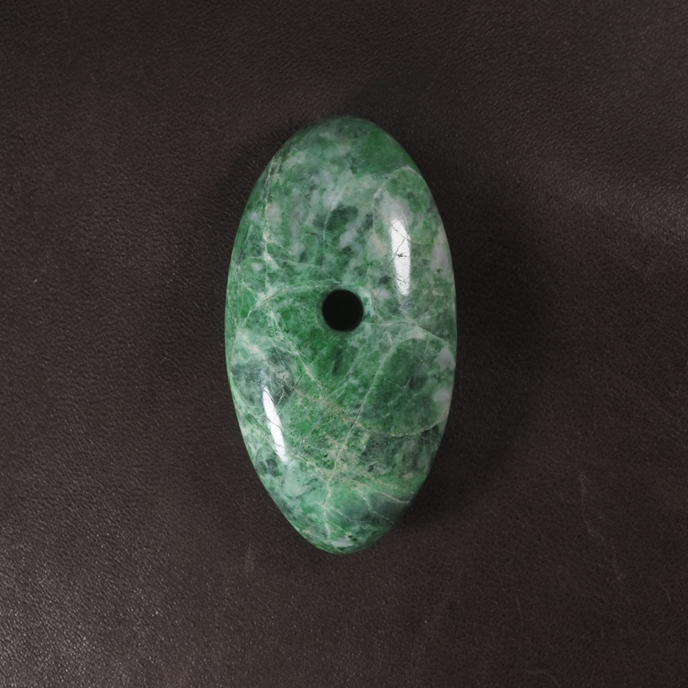 糸魚川翡翠 大珠 鮮緑圧砕翡翠 74mm vivid-green crushed jade Taishu