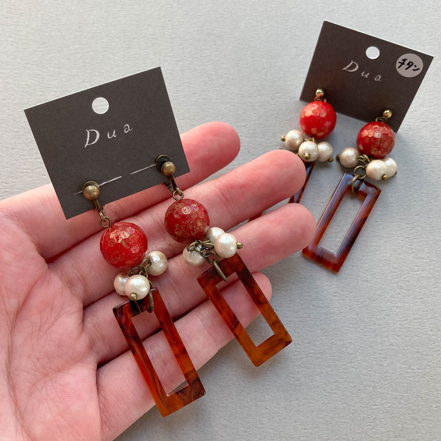 赤色ビーズとべっ甲スクエアフープの〈ピアス/イヤリング〉 | Dua