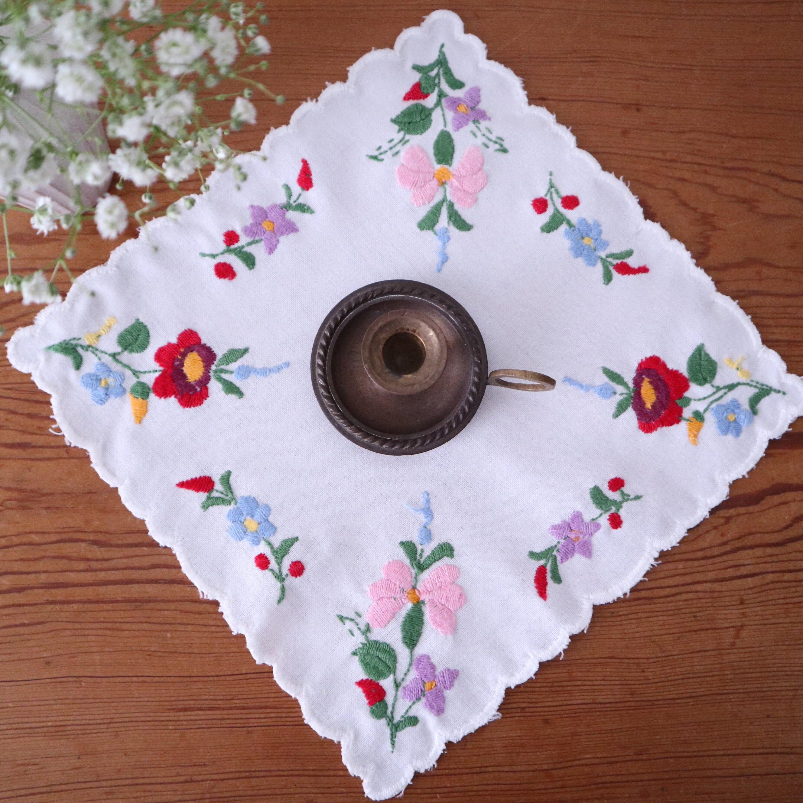 【ハンガリーの伝統刺繍】華やかな色づかいカロチャ刺繍のドイリー /ヴィンテージ・ハンガリー