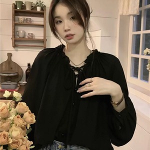 【送料無料】 ブラウス 2色 トップス ロング丈 ゆる 長袖 Vネック Aライン フレア ボタン リボン 薄手生地 無地 かわいい 大人可愛い 大人女子 こなれ感 シンプル カジュアル 大人 上品 おしゃれ お洒落 ラフ コンサバ デート お出かけ お茶会 女子会 休日 授業参観 春 30代 40代 女性用 レディース 着回し プチプライス カラバリ デイリーユース 普段使い ファッション スタイル 楽ちん 定番アイテム 着痩せ 垢抜け ブラック ホワイト 大人カラー