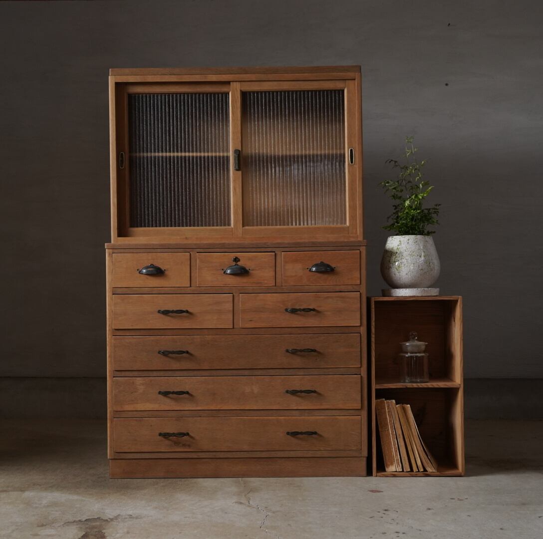 モールガラスの食器棚