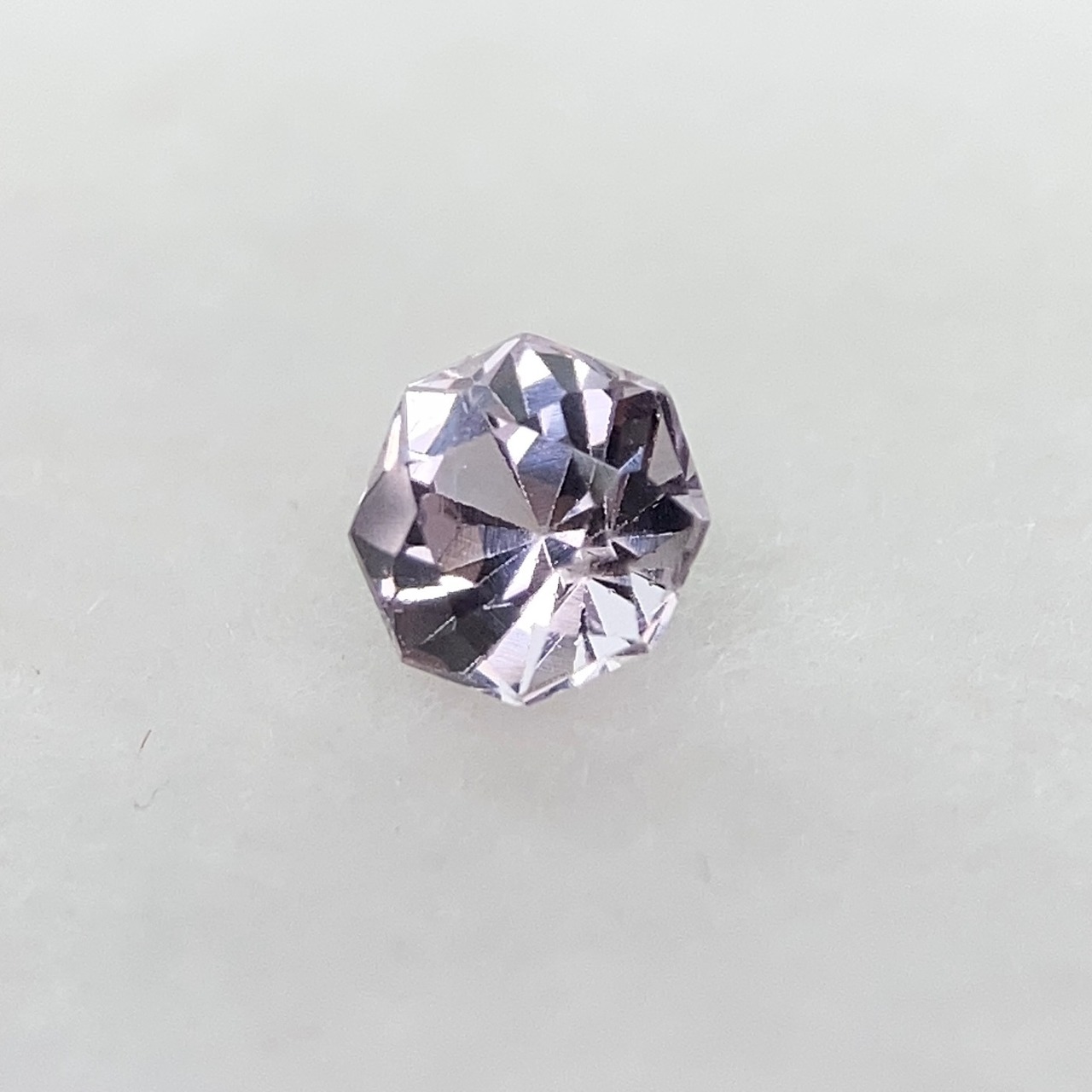 お花みたいなスピネル  約4.3mm*3.1mm r-0638