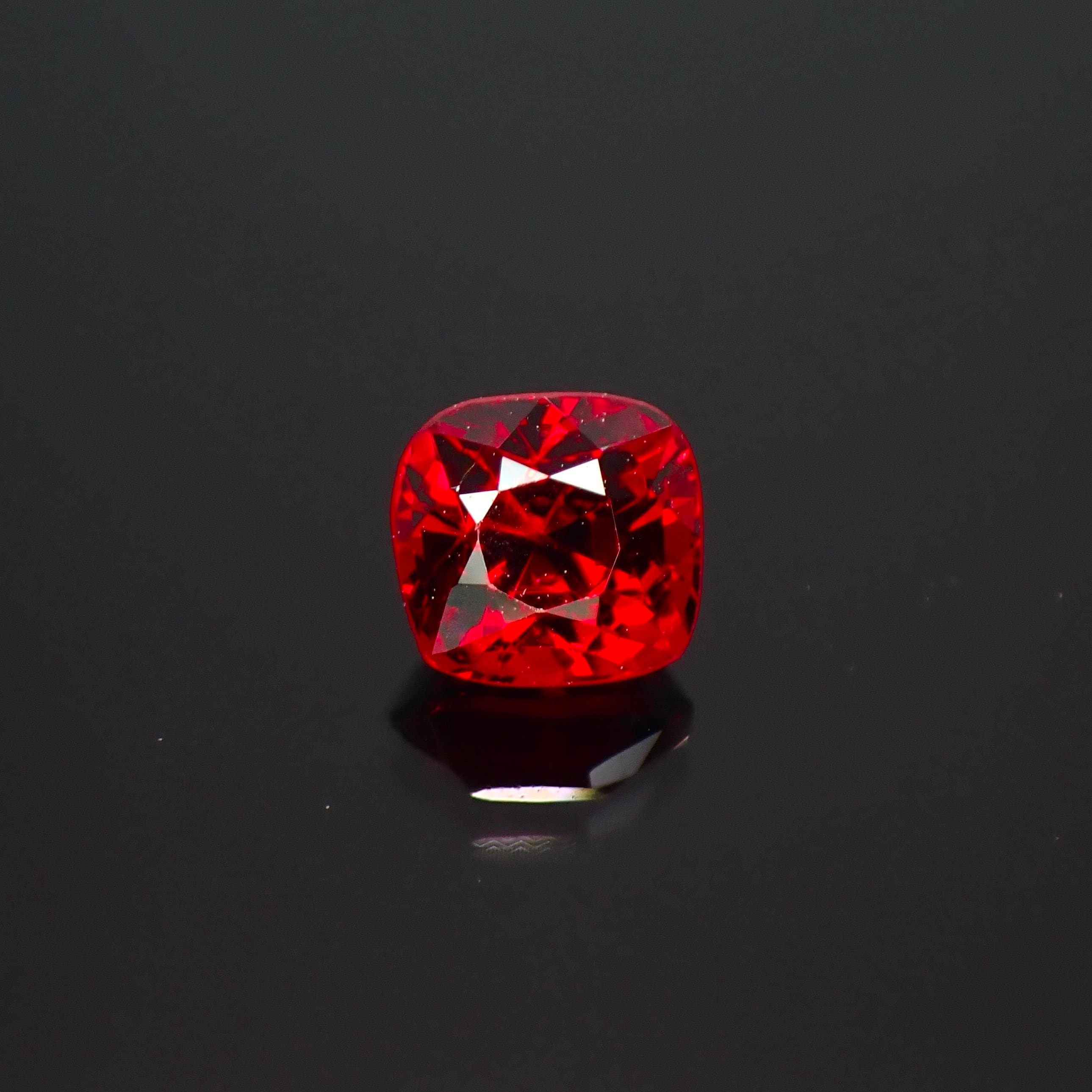 生命力溢れる深紅の宝石 0.48ct 天然 レッドスピネル | Frederick's