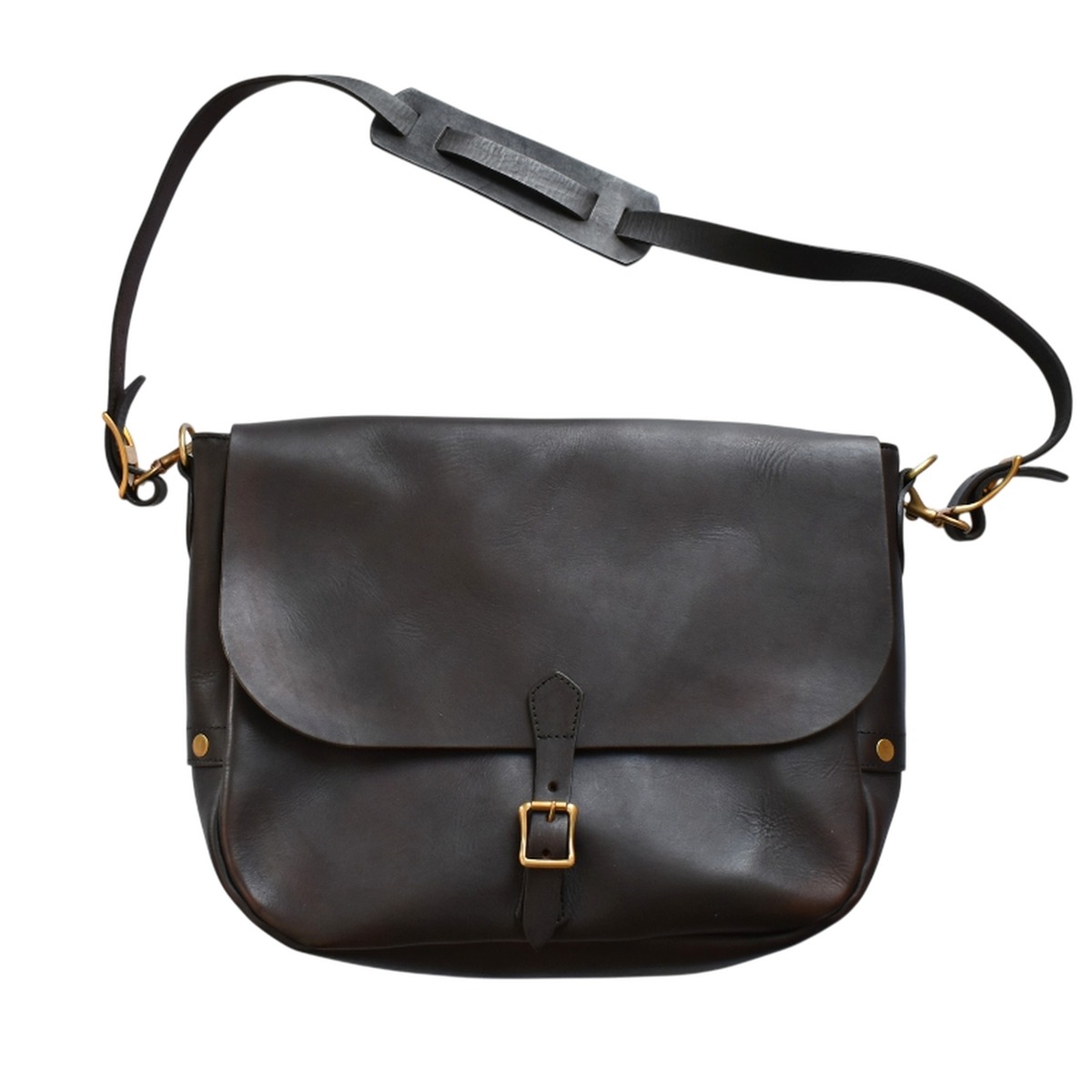 vasco / LEATHER POSTMAN SHOULDER BAG LARGE (PLANE) - レザー ポスト 