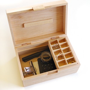 留具や蝶番も木製の「手さげ木箱」/ Wooden box with handles