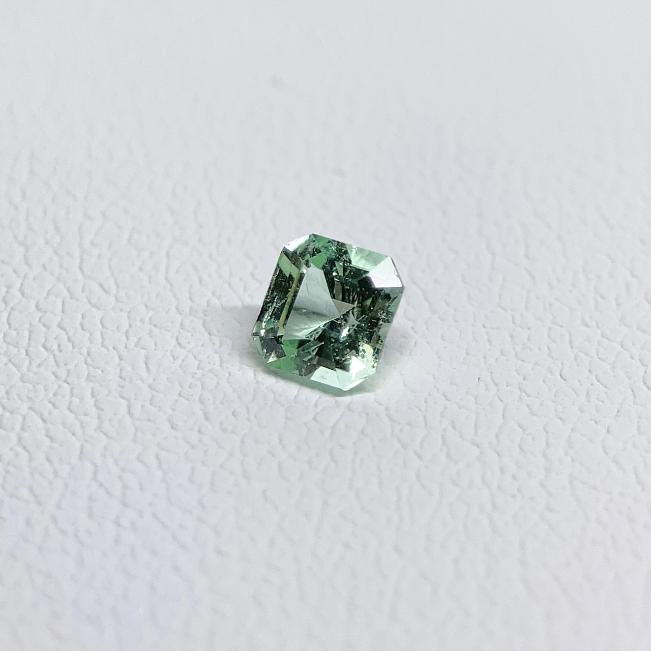 トルマリンの角砂糖  約3.7mm*3.8mm H2.5mm r-0426