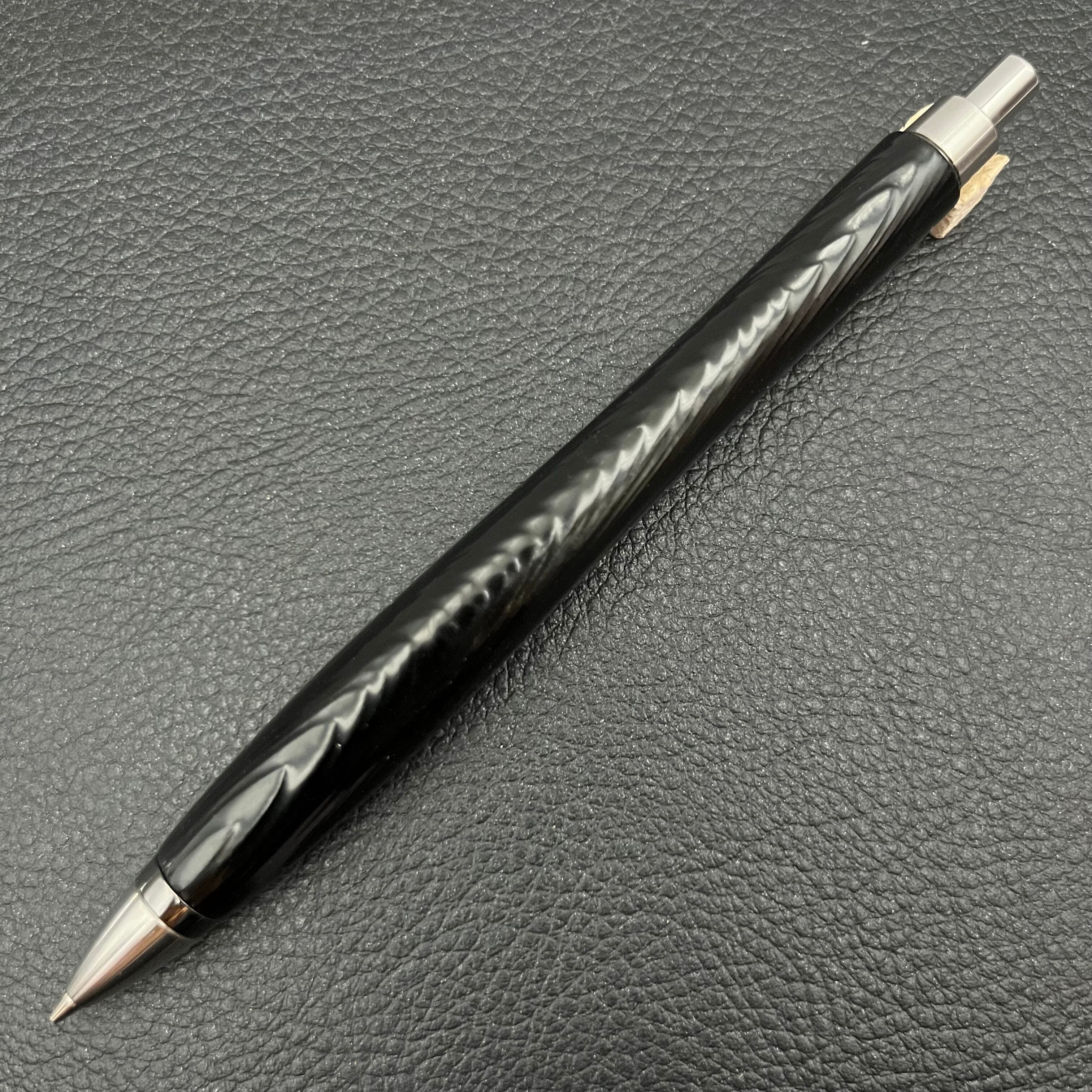 ウッドペンクラフト　屋久杉浮造り国産漆真塗り・鉄(くろがね) シャープペンシル 屋久杉浮造り国産漆真塗り・鉄(くろがね)-506052707】ペンシル