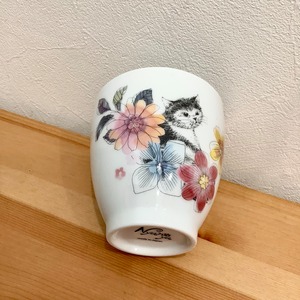 猫の湯呑み 花柄 ブルー系 赤系