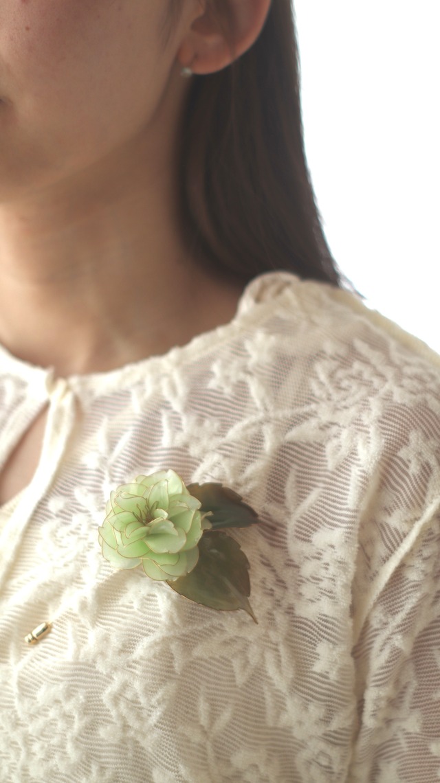 薄緑の八重桜のブローチ