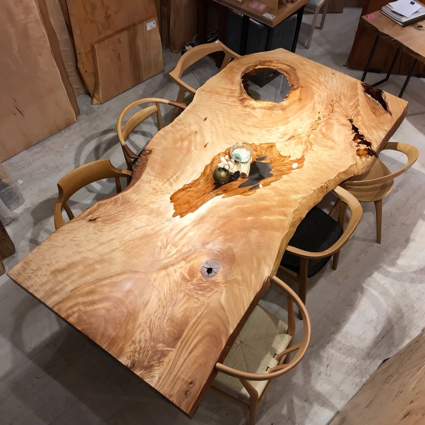 栃（トチ） ダイニングテーブル | 千年家具 - 一枚板 テーブル専門店