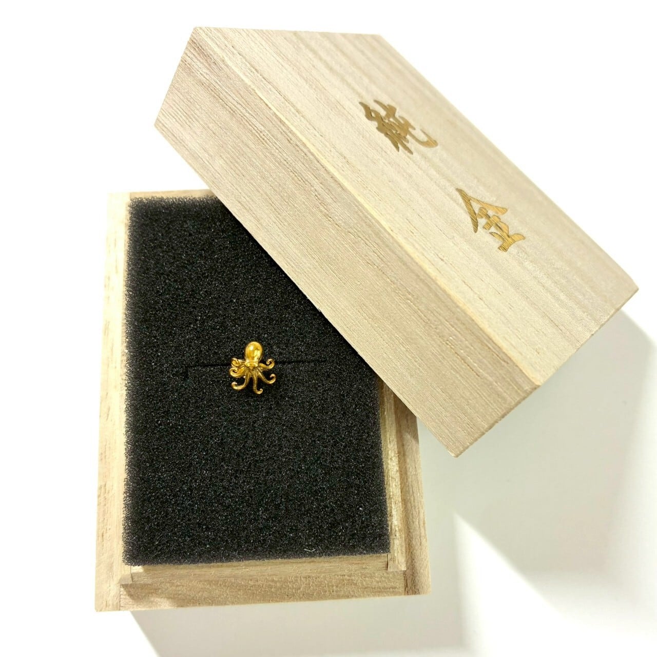 純金のタコ 約1グラム JUNGOLD 指先サイズの芸術品 額縁ケース付き