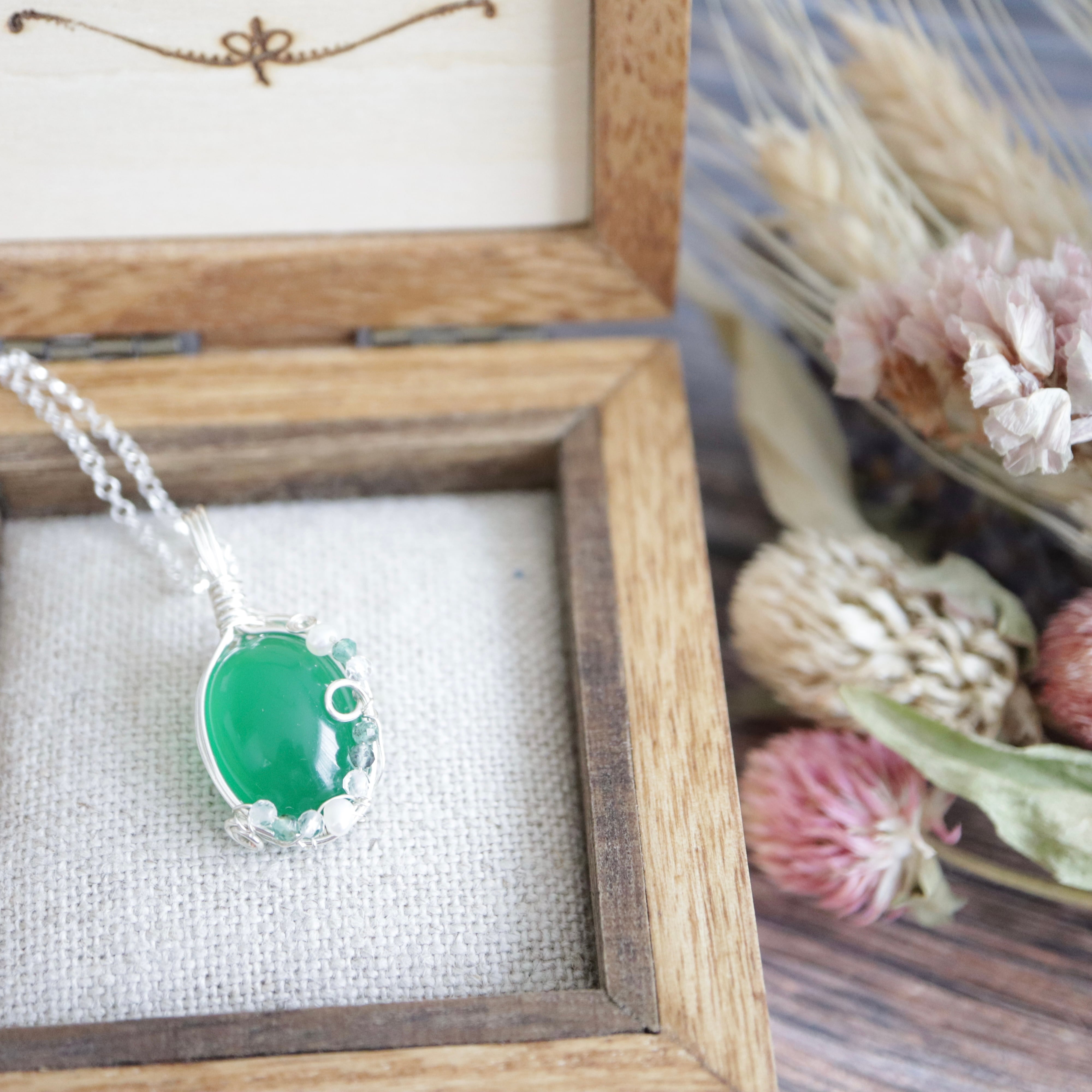 グリーンオニキスのしずくペンダント《ふんわり咲く深緑のしずく