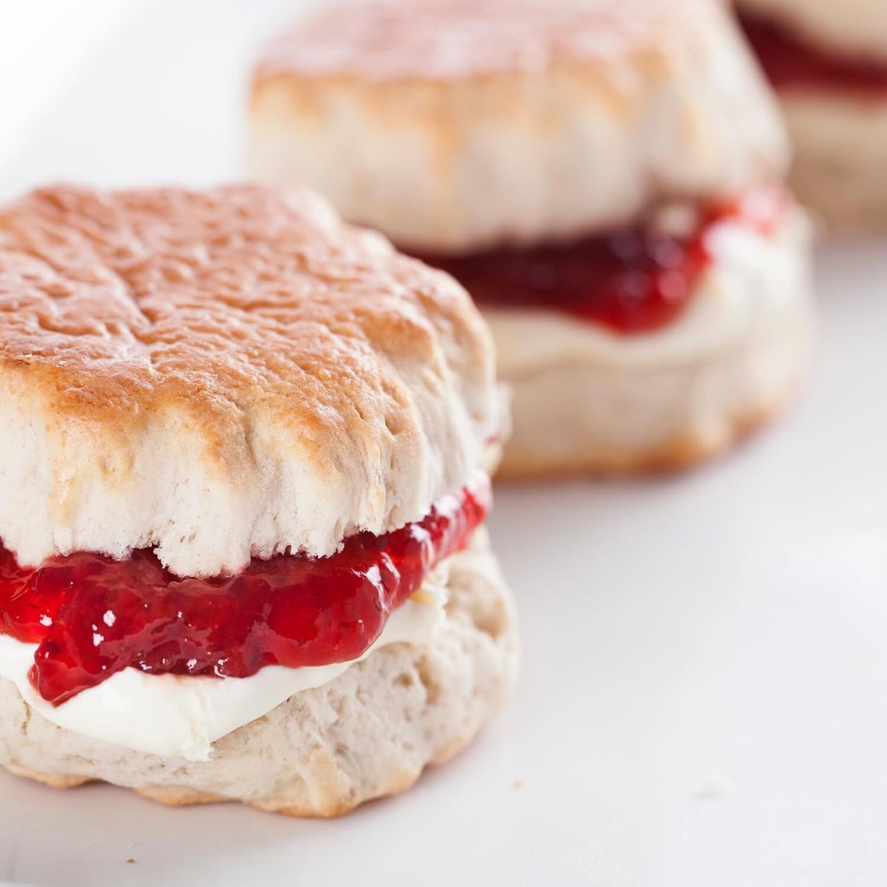 正統で伝統的なクラシックな英国産バタースコーン 100％バター使用 （10個） 冷凍イギリス産 簡単調理 Authentic Traditional Classic British Scones Frozen Clotted 100% Butter