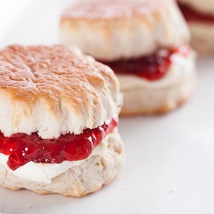 正統で伝統的なクラシックな英国産バタースコーン 100％バター使用 （10個） 冷凍イギリス産 簡単調理 Authentic Traditional Classic British Scones Frozen Clotted 100% Butter