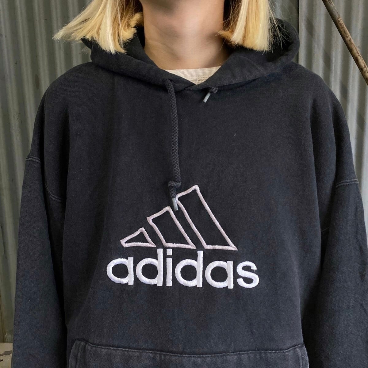 90年代 USA製 adidas アディダス パフォーマンスロゴ フロントロゴ刺? スウェットパーカー メンズL相当 古着 90s ビンテージ  ヴィンテージ プルオーバーパーカー フーディー フェードブラック 墨黒【パーカー】 | cave 古着屋【公式】古着通販サイト