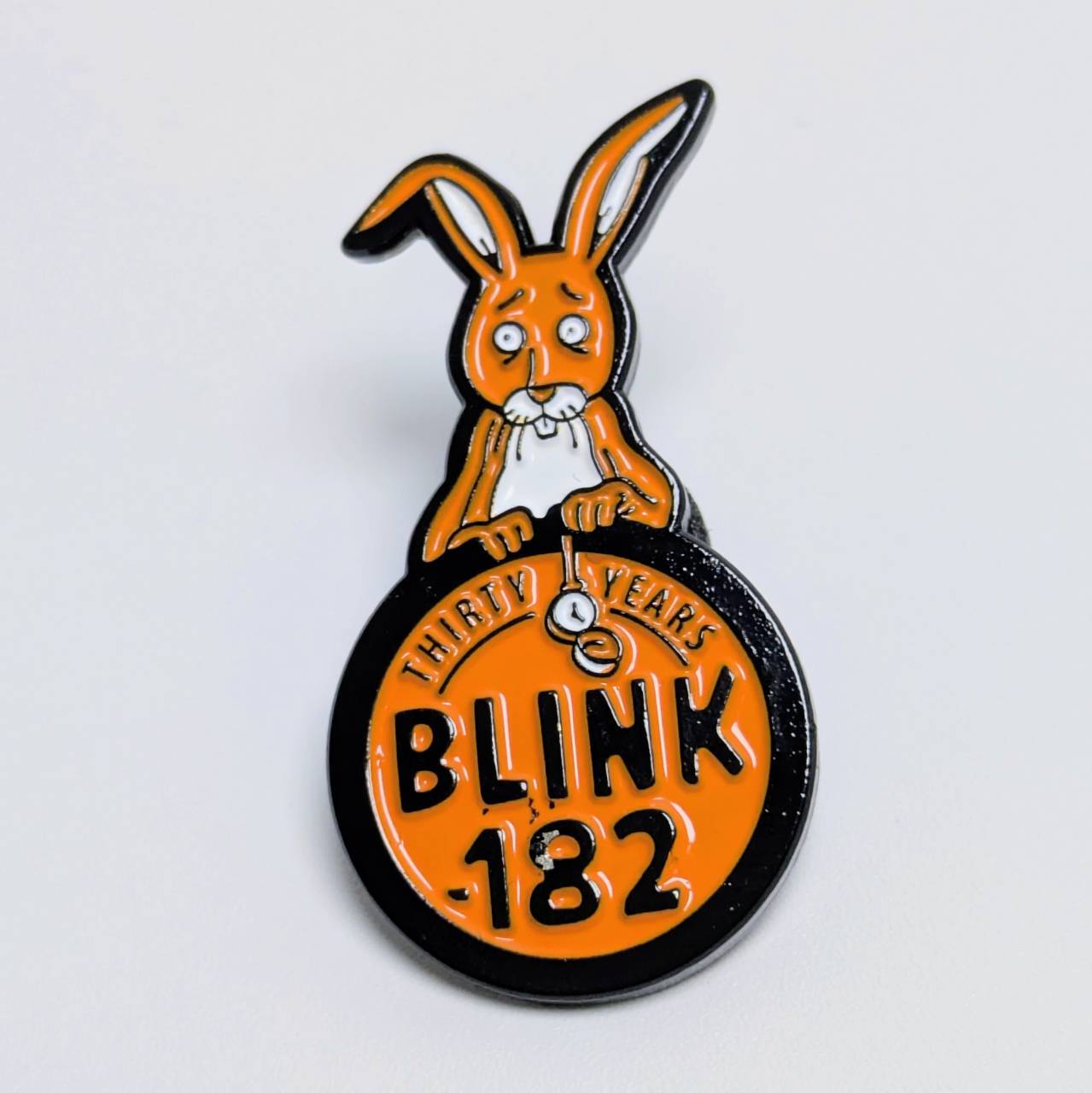 送料無料！ ★ピンズ PINS★ピンバッジ 【 ブリンク 182 （blink-182）】時計とうさぎ（バニー） 〚アメリカン雑貨 アメトイ〛