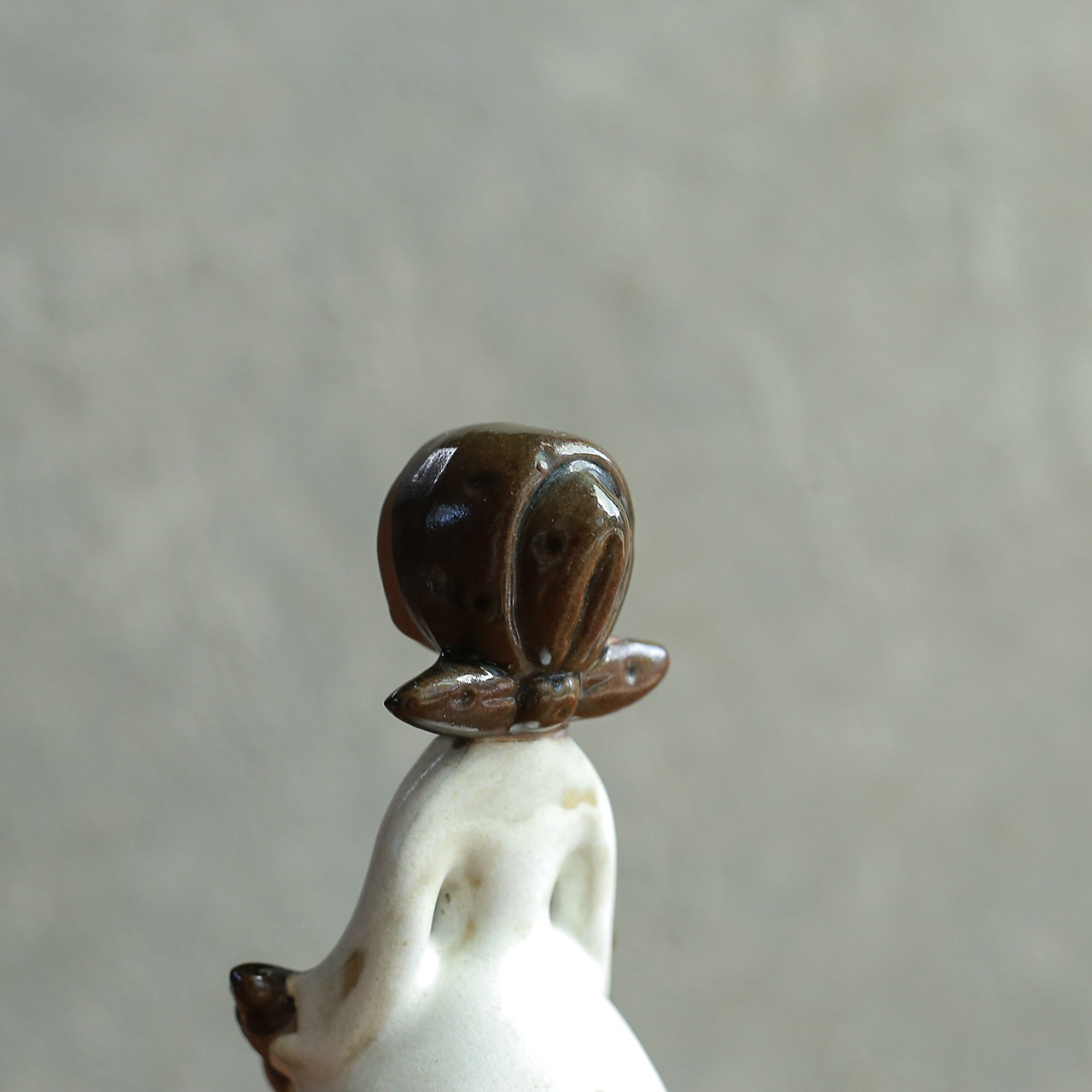 そっと目を閉じた、素朴な女の子のフラワーベース 8