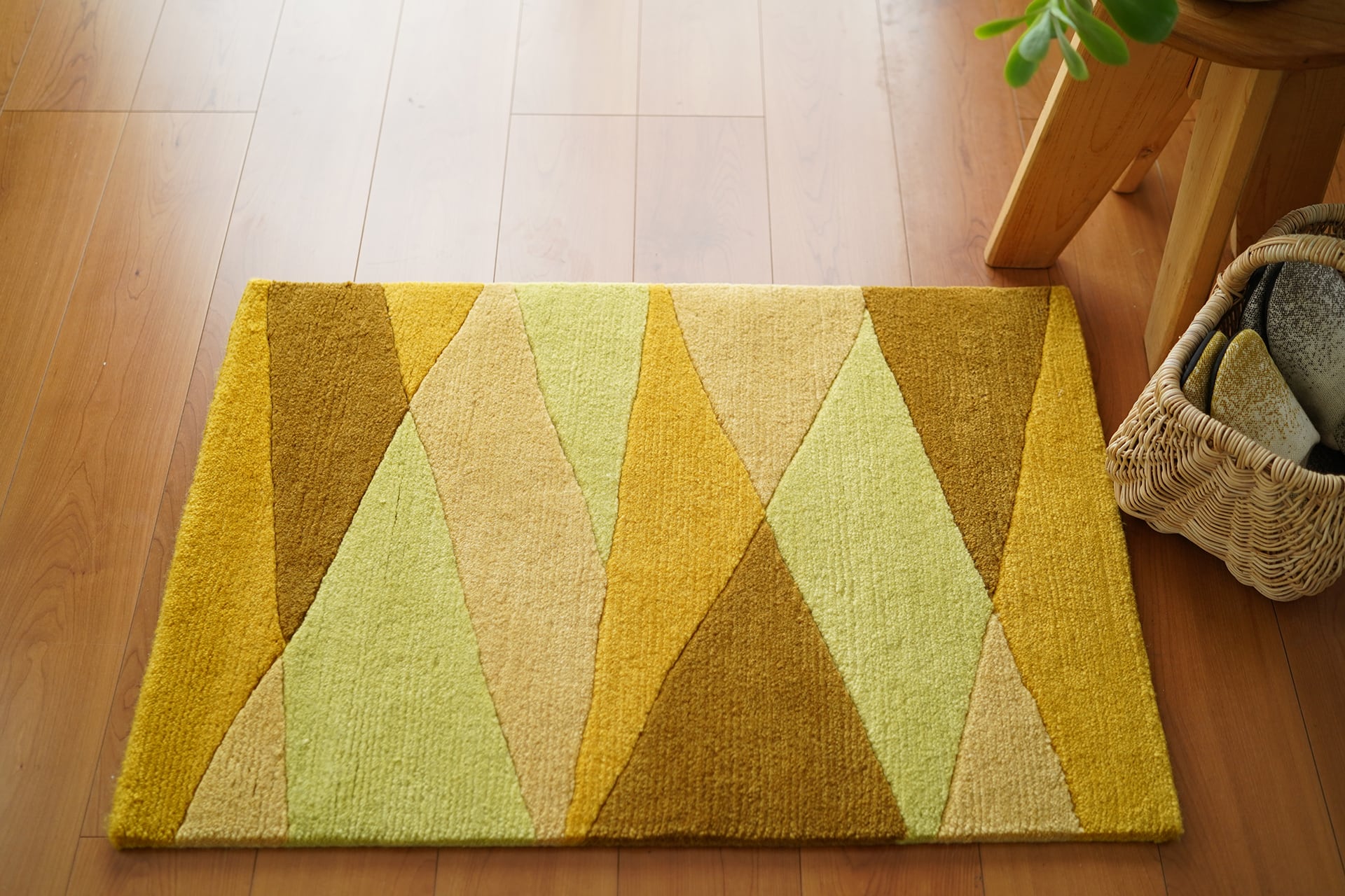 幾何学模様の手織りウールラグ グレーアイボリーのモダンな幾何学模様の手織りウール平織りラグ