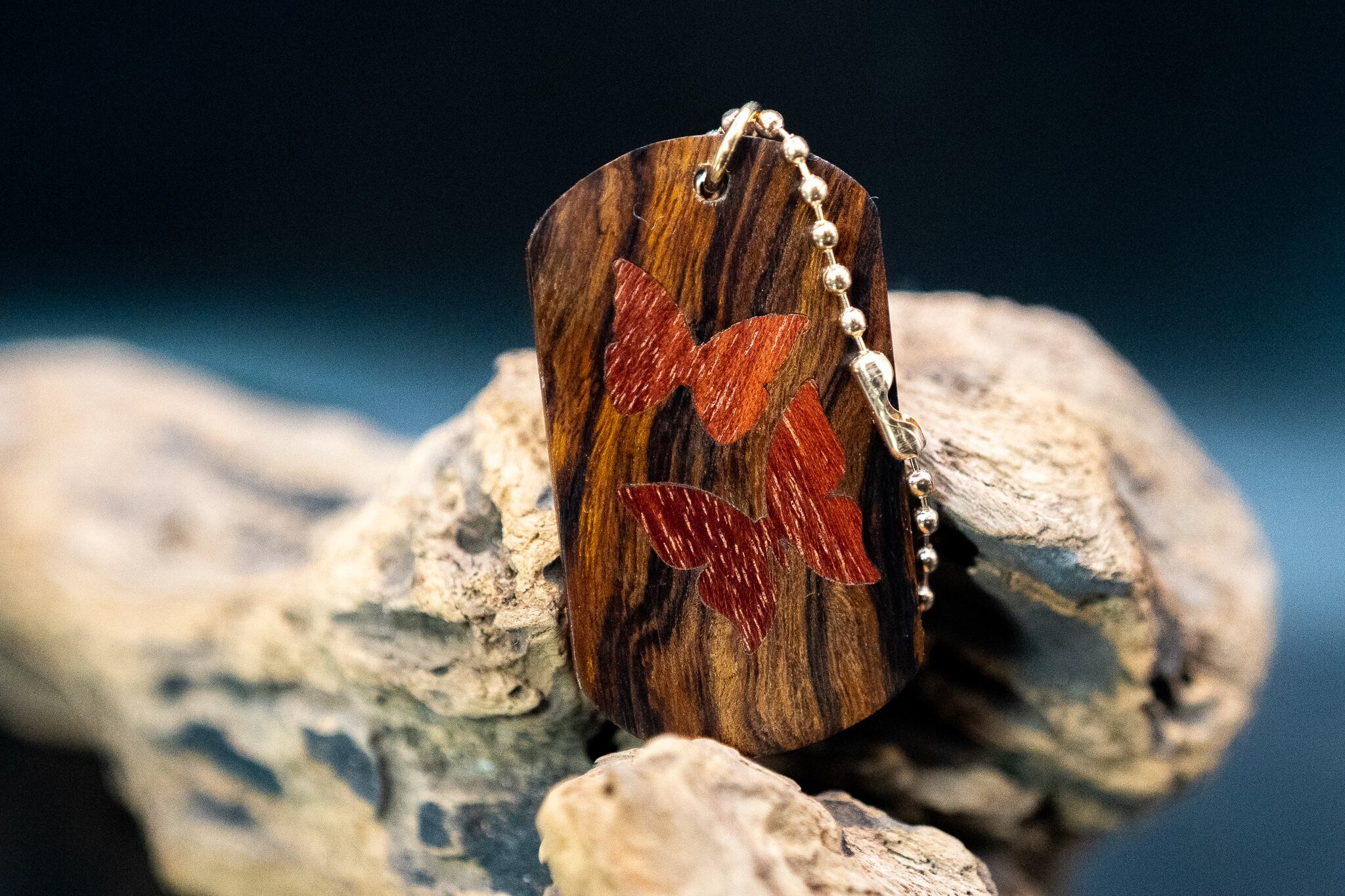 【砂漠の宝石】 デザートアイアンウッド ドッグタグ 象嵌 胡蝶の舞