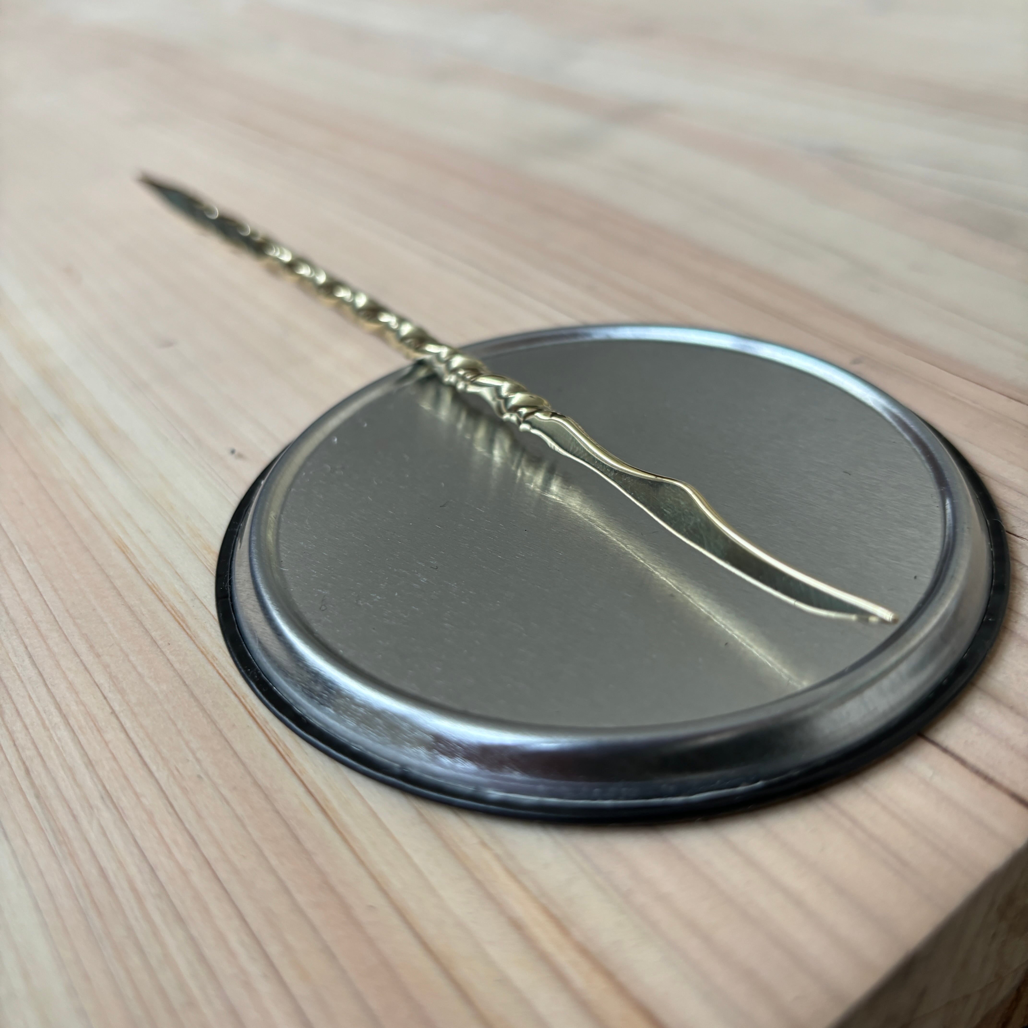 デイツ78用真鍮ベイルハンドル・リング・ホヤカバー北欧柄（厚み4.5mm ）2個 デイツ78用真鍮ベイルハンドルとトップリング 西洋柄 ネジリ弱