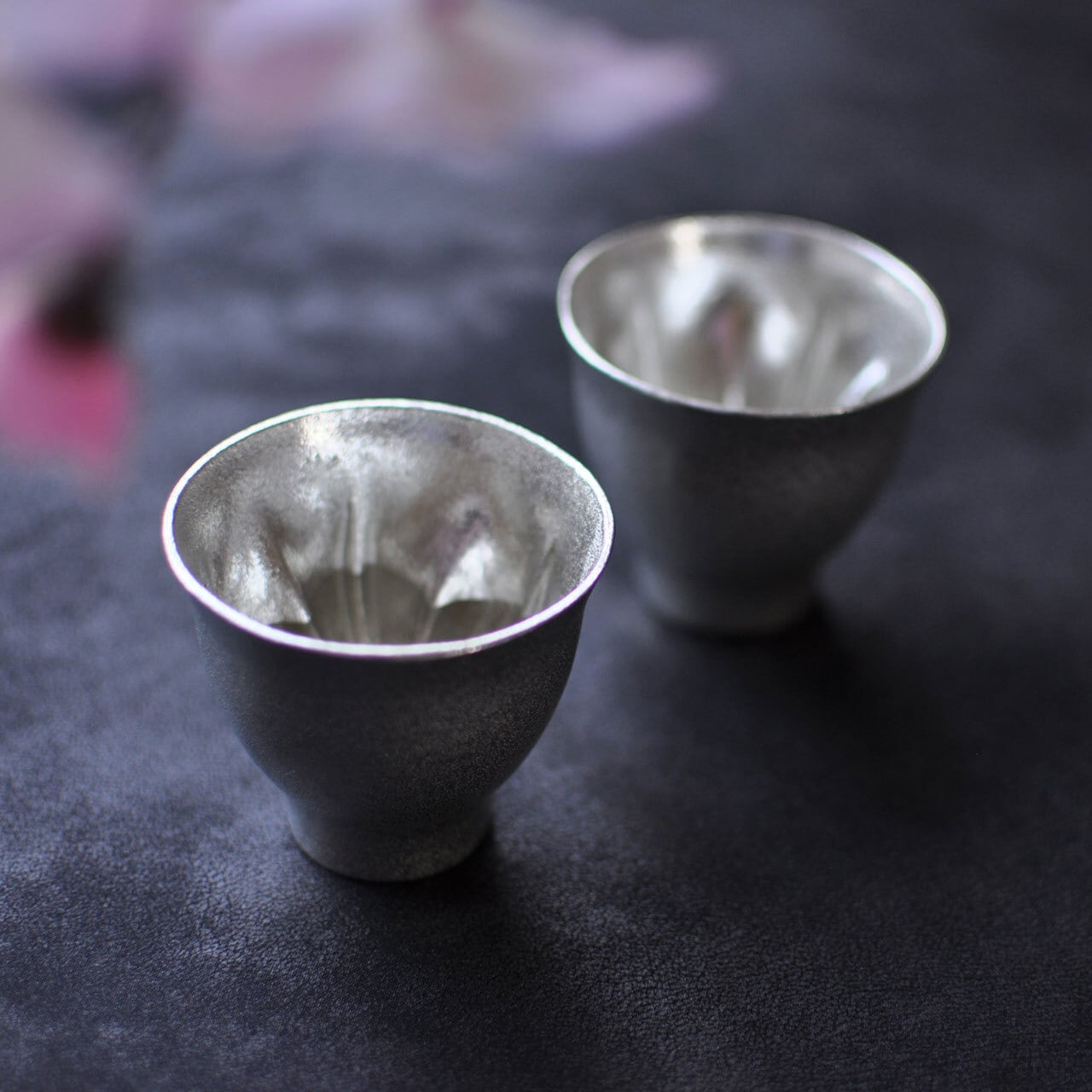 桜モチーフの錫製酒器》さくら酒器 ぐい呑み（2個セット）｜hiracle