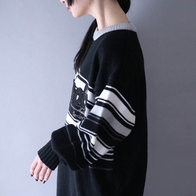 "SOUTH POLE" monotone coloring border pattern over silhouette knit