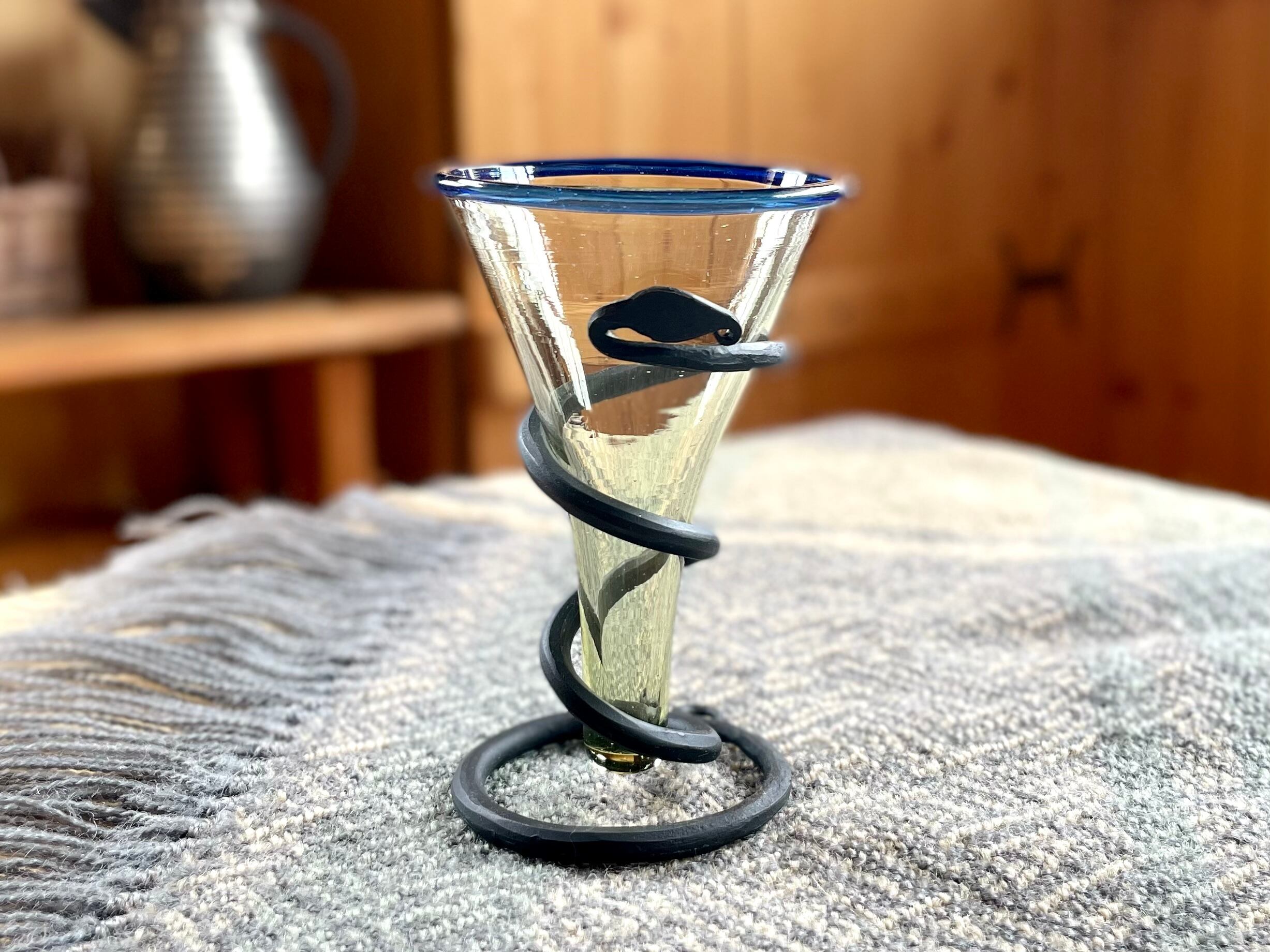 透かし彫り ガラス 花瓶 スウェーデン 製 ロマンティック な花瓶です