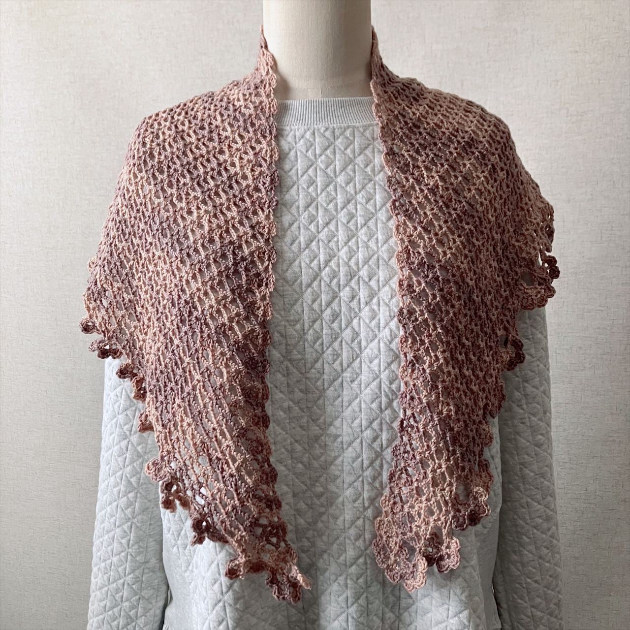 クラシカルフリルマフラー　模様編み　キャメル色　ハンドメイド　ショール 編み図のみ】松紋フリルストール（印刷版） | 手編み雑貨の編み図