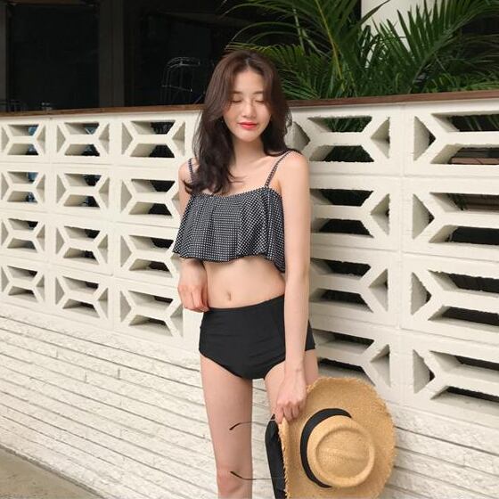 水着 ビキニ タンキニ バンドゥ フリル フレア ボリューム ギンガムチェック 黒 モノトーン ストラップ シンプル 肌見せ 大人 可愛い フェミニン オシャレ ハイウエスト 体型カバー 海 リゾート Sea Sign Post