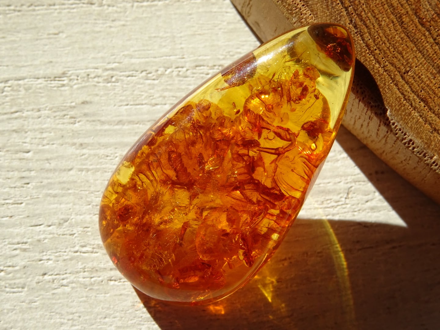 A12a★特選一品★ 額縁付き絵画【バルト海産天然アンバー琥珀装飾使用】❤️ A12a☆特選一品☆ 額縁付き絵画【バルト海産天然アンバー琥珀装飾使用