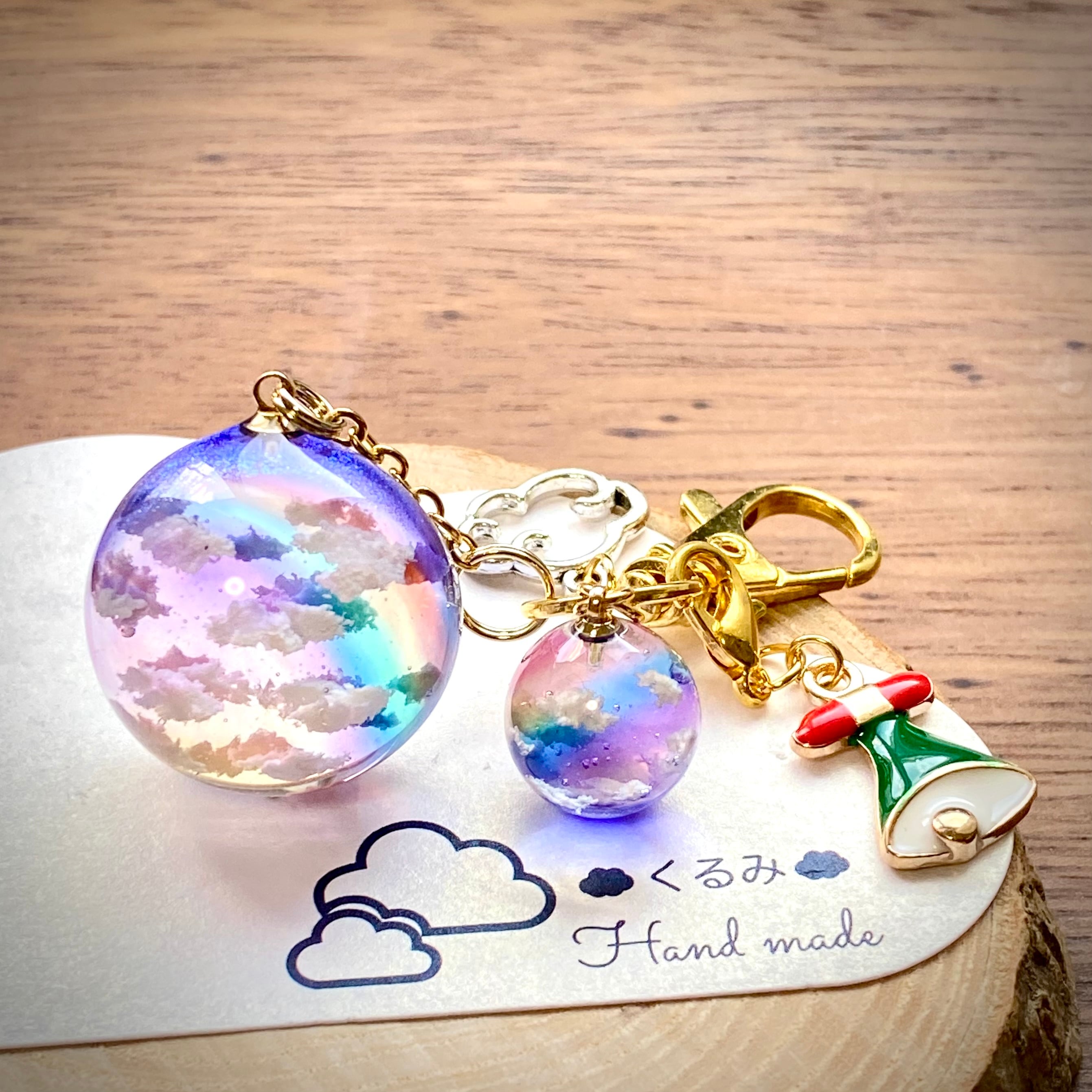 バックチャーム 半球で夕暮れ空にかかる虹 小さい球体の夕暮れ空にかかる虹 クリスマス限定チャーム付
