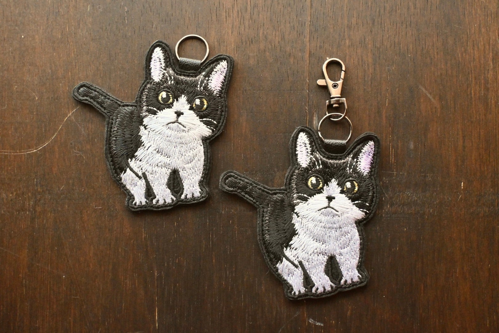 刺繍ハチワレ猫ちゃんのキーホルダー【全身】 | 猫と暮らす洋裁店