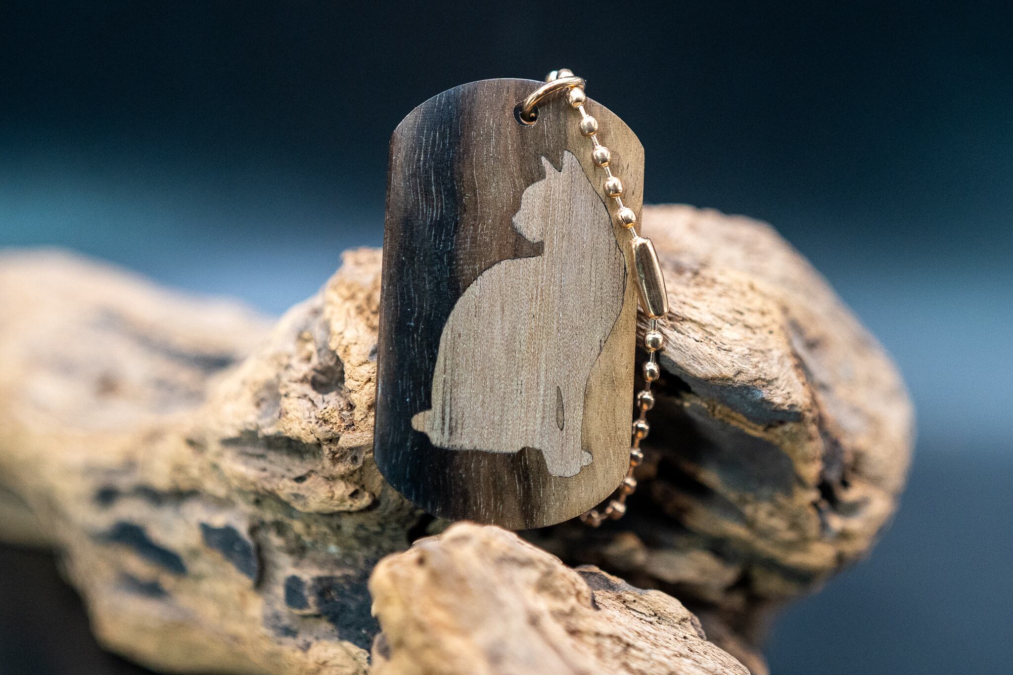 【魅惑の黒い紋様】 黒柿 ドッグタグ象嵌 優雅に座る猫