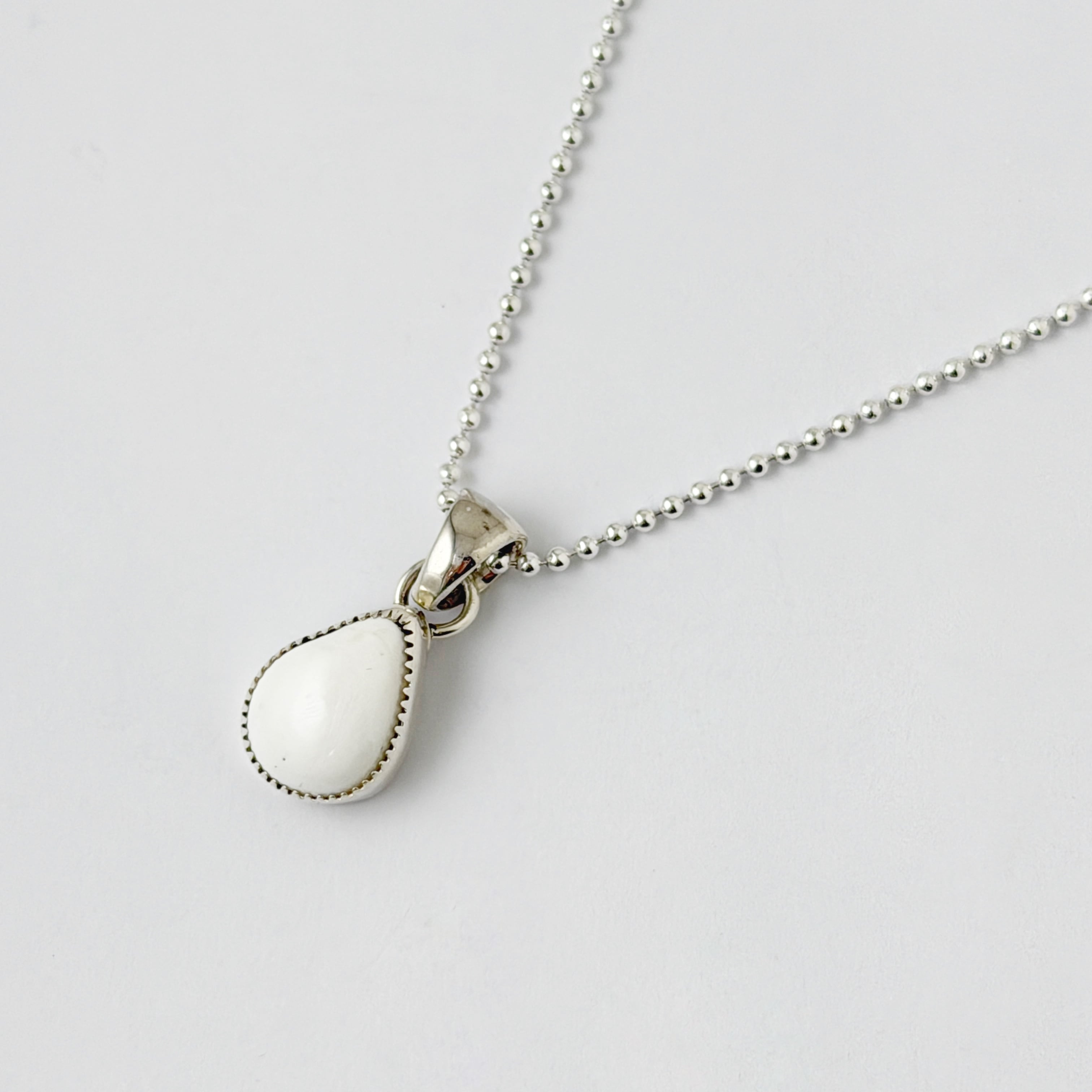 《Indian Jewelry 》ホワイトバッファロー シンプル ドロップ Sサイズ ネックレス (チェーン オプション)