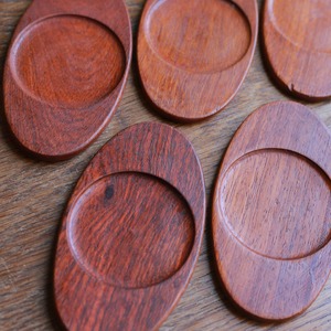 コースターを運ぶ、味わい深い鳥 1