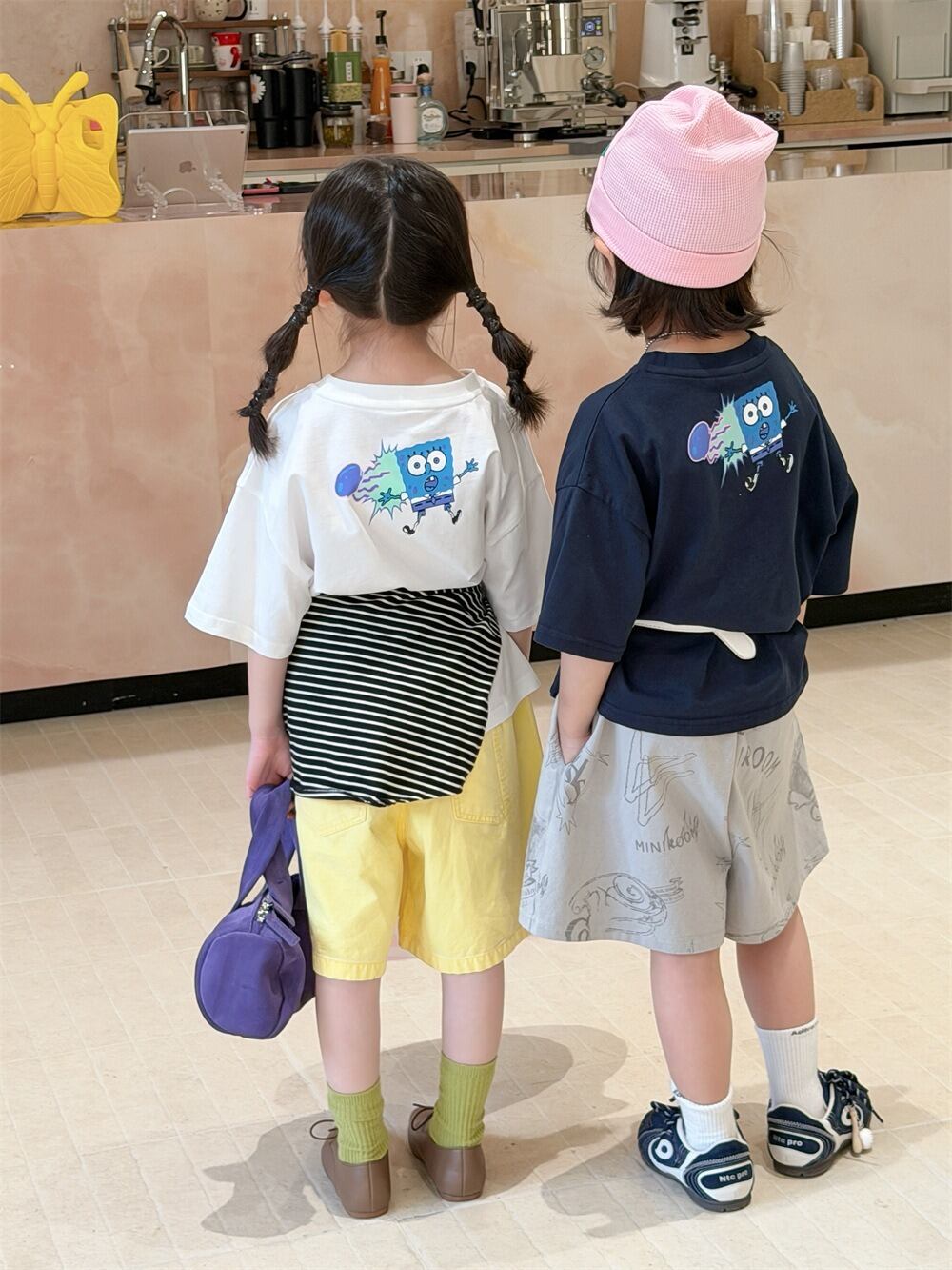 キャラクタープリント（スポンジ）Tシャツ（2色展開）XDJK｜トップス