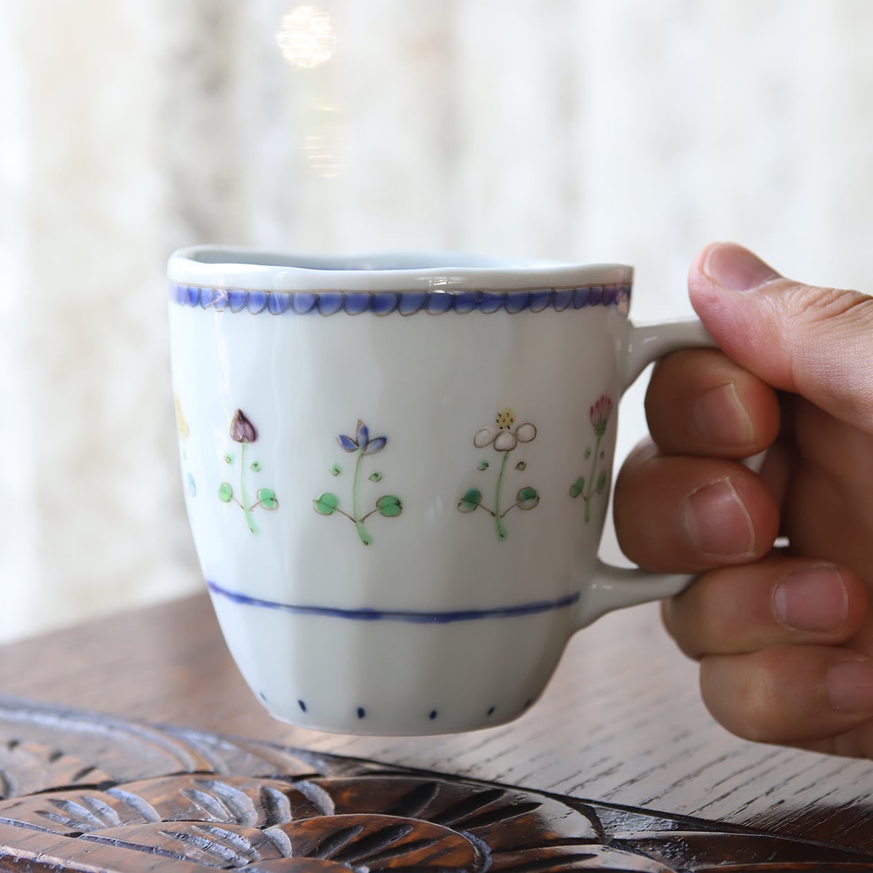 うつわ藍水 ｜マグカップ（大）花暦（紺） ｜ 波佐見焼 | にっこう生活