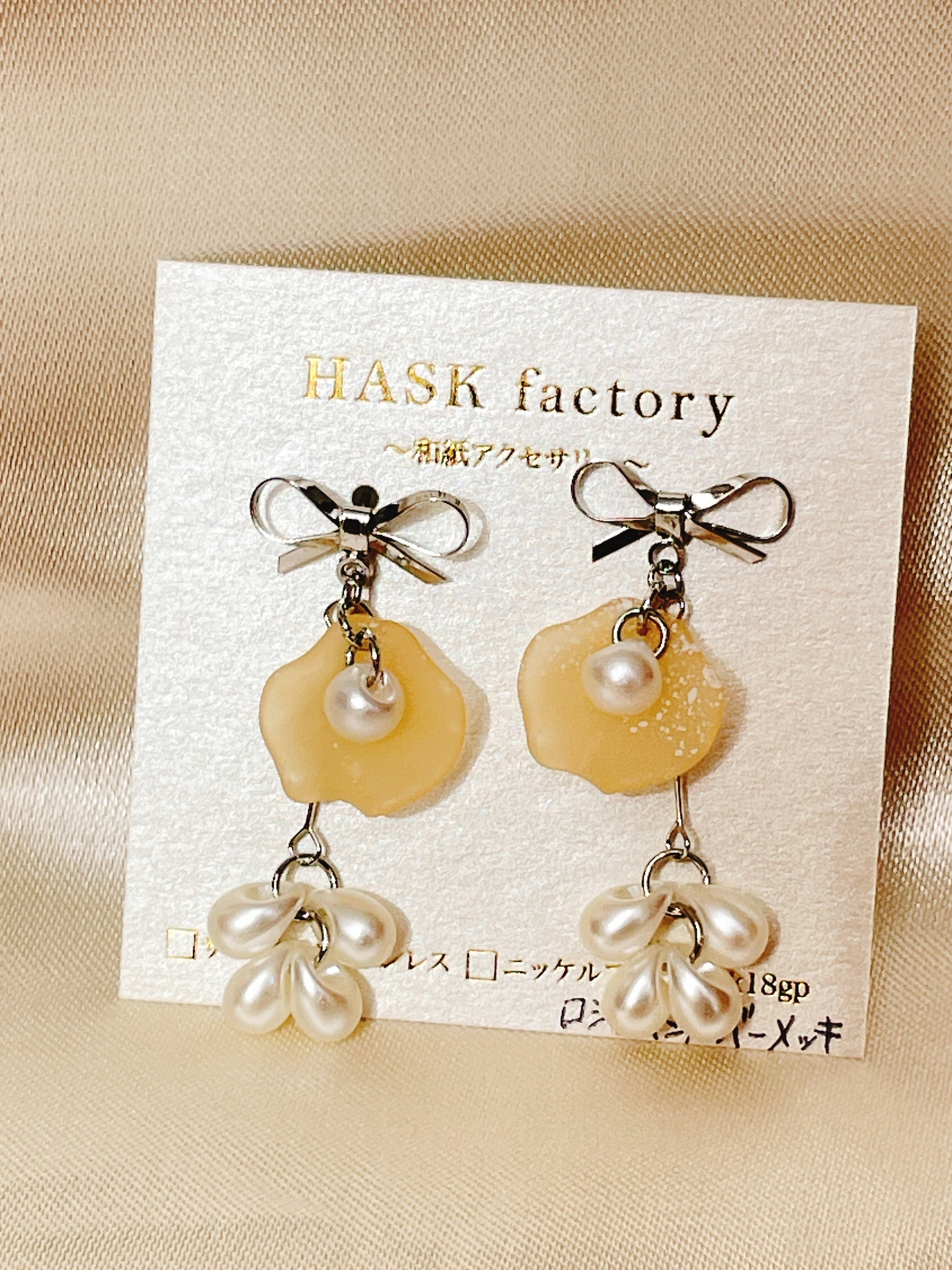 ビーズ刺繍 バイカラー お花 サージカルステンレス ピアス ホワイト